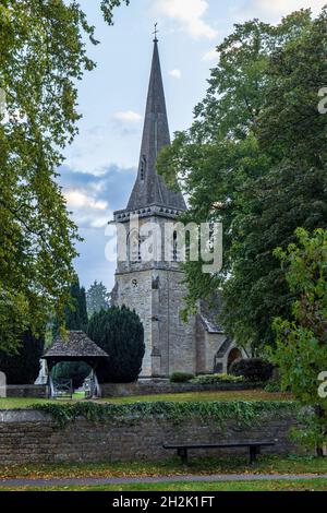 Die Pfarrkirche Saint Mary in Lower Slaughter ist eine wunderschöne Steinkirche in den Cotswolds, Gloucestershire. Stockfoto