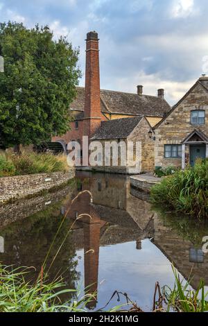 Die Old Water Mill im malerischen Cotswolds-Dorf Lower Slaughter in Gloucestershire, England. Stockfoto