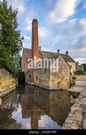 Die Old Water Mill im malerischen Cotswolds-Dorf Lower Slaughter in Gloucestershire, England. Stockfoto