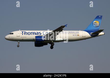 Thomas Cook Airlines Belgien Airbus A320-200 mit Registrierung OO-TCI im Kurzfinale für Start- und Landebahn 01 des Brüsseler Flughafens. Stockfoto