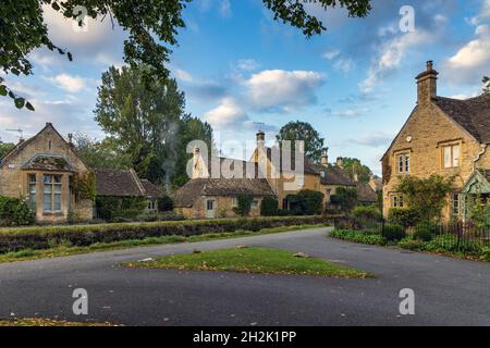 Lower Slaughter in Gloucestershire Cotswolds ist ein malerisches Dorf und bekannt für seine unberührten Kalksteinhütten im traditionellen Cotswold-Stil. Stockfoto