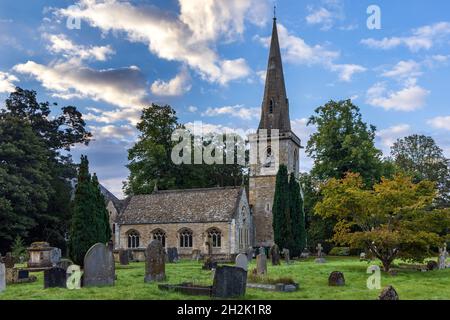 Die Pfarrkirche Saint Mary in Lower Slaughter ist eine wunderschöne Steinkirche in den Cotswolds, Gloucestershire. Stockfoto