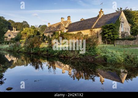 Hübsche Steinhütten am River Eye im wunderschönen Cotswold-Dorf Upper Slaughter in Gloucestershire, England. Stockfoto