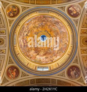 ROM, ITALIEN - 29. AUGUST 2021: Das Fresko der Heiligen Dreifaltigkeit in der Kuppel der Kirche Chiesa dello Spirito Santo dei Napoletani von Giuseppe Passeri. Stockfoto