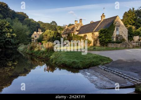 Die furt am River Eye im wunderschönen Cotswold-Dorf Upper Slaughter in Gloucestershire, England. Stockfoto