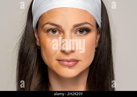 Vergleichsporträt einer Frau ohne und mit Make-up auf grauem Hintergrund Stockfoto