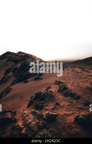 Junge Frau bei einem Spaziergang in der marokkanischen Wüste Stockfoto