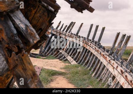 Schiffswrack aus Holz in Portbail Stockfoto