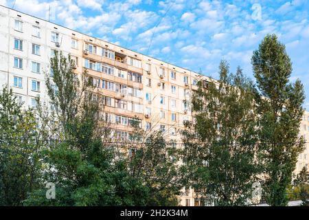 Sonnendurchflutete mehrstöckige Wohngebäude und Bäume im Hof in Moskau bei Sonnenuntergang Stockfoto