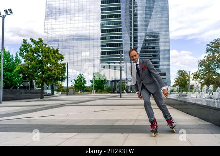 executive Skating mit seinen Inline-Skates Stockfoto