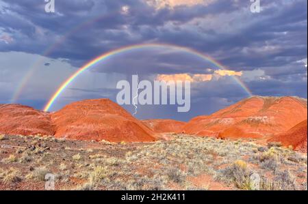 Ein HDR-Verbund aus Regenbogen und Sturm, der sich den roten Bentonit-Hügeln unterhalb des Kachina Point im Petrified Forest National Park Arizona nähert. Die Landschaft Stockfoto