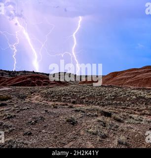 Ein HDR-Gemisch aus einem Sturm, der über die roten Bentonit-Hügel von Kachina Point im Petrified Forest National Park in der Nähe von Holbrook Arizona rollt. Stockfoto