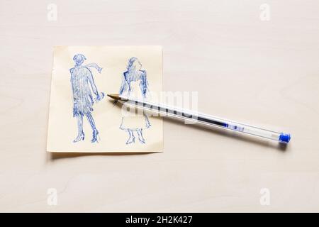 Handgezeichnete Skizze der modischen Silhouette der Frau des XX. Jahrhunderts und blauer Stift auf Blatt Papier auf hellbraunem Tisch Stockfoto