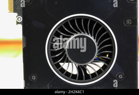 Nahaufnahme des Hochleistungs-Lüfters der VGA-Karte. Stockfoto