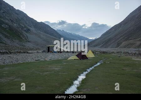 DAR, INDIEN - 09. Okt 2021: Darcha, Himachal Pradesh, Indien - 2012. Juli: Zelte auf einem schönen Campingplatz auf einer Wiese auf einer Trekkingroute in der H aufgeschlagen Stockfoto