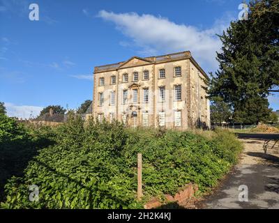 Ein Blick auf das ehemalige Gebäude der Lord Digby's School, Sherborne House, in der wunderschönen Stadt Sherborne in Dorset an einem hellen Herbsttag Stockfoto