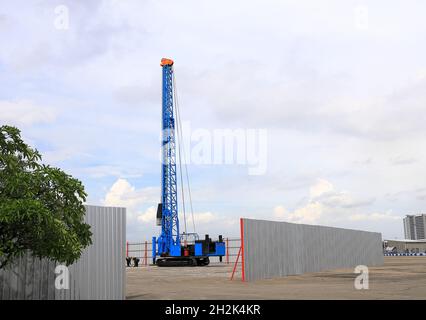 Ingenieure und Hammerstapel-Antriebsmaschine arbeiten auf dem Baugebiet. Stockfoto