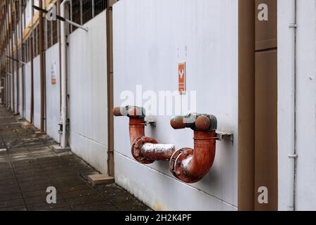 Löschhydranten-Standleitungen oder Feuerwehranschluss am Hochhaus zur Wasserversorgung im Notfall. Konzept der Brandausrüstung, Stockfoto