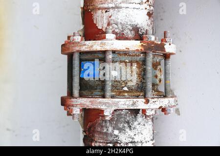 Rost von Metallen. Korrosion von Metall. Rost und Korrosion in der Schweißnaht. Korrosiver Rost auf altem Eisen, grunge Rost Textur, Rush auf Metall verbinden Rohr. Stockfoto