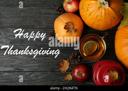 Happy Thanksgiving Day Komposition auf rustikalem Holzhintergrund Stockfoto