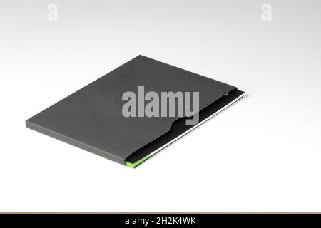 Schwarzer Dokumentenumschlag für Papier im Format A4, C4 oder manuell einrichttes Buch isoliert auf weißem Hintergrund. Stockfoto