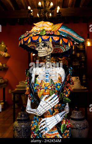 Catrina Keramikstatue in Mexiko-Stadt für den Tag der Toten, Mexiko. Stockfoto