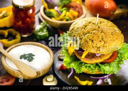 Veganer Burger, Vollkornbrot-Sandwich, fleischloser Snack aus Mais, Kartoffeln, texturiertes Sojaprotein, Hülsenfrüchte, Tofu, Pilze und Getreide Stockfoto