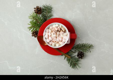 Heißer Kakao auf einem hellen Hintergrund. Tasse Kakaogetränk auf hellem Hintergrund, gemütliches süßes Getränk Stockfoto