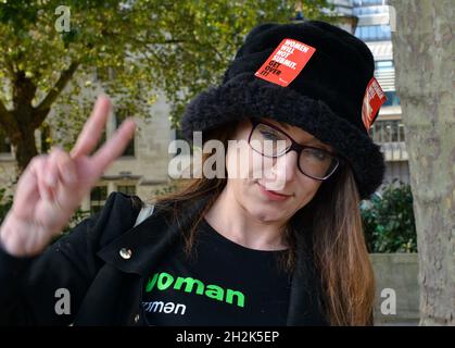 London, Großbritannien. Oktober 2021. Eine Frau zeigt sich während einer Kundgebung auf dem Parliament Square.die LGBT-Gemeinschaft ruft öffentliche Einrichtungen und private Unternehmen, die Mitglieder von Stonewall sind, auf, aus dem Wohltätigkeitsprogramm auszusteigen. Kredit: SOPA Images Limited/Alamy Live Nachrichten Stockfoto