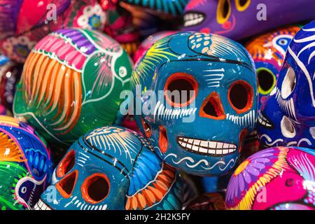 Bunte Dekoration Totenschädel Keramik des Todes Symbol auf dem Markt, Tag der Toten, Mexiko-Stadt, Mexiko. Stockfoto