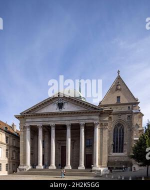 Neoklassizistische Eingangsfassade der Kathedrale St. Pierre aus dem 18. Jahrhundert, Genf, Schweiz, mit gotischer Makkabäerkapelle auf der rechten Seite. Stockfoto