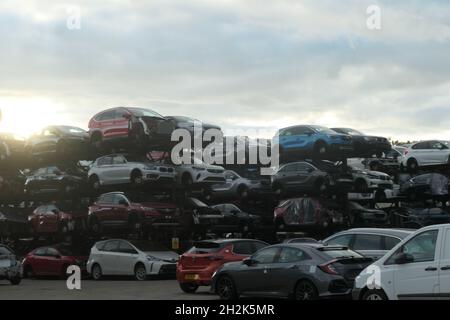 Schrottplatz für Autos in Daventry Northamptonshire UK Schrottplatz abgestürzt Auto zerbrochen Breaker alte, neue Typen Ladungen hohe Teile Absturz Stockfoto