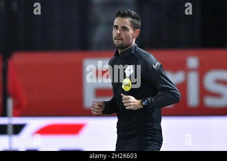 ALMERE, NIEDERLANDE - 22. OKTOBER: Assistenzreferent Martijn Beijer während des niederländischen Keukenkampioendivisie-Spiels zwischen dem FC Almere City und dem PSV U23 im Yanmar Stadion am 22. Oktober 2021 in Almere, Niederlande (Foto: Patrick Goosen/Orange Picters) Stockfoto