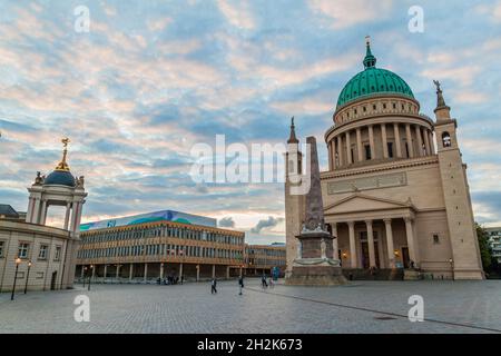 POTSDAM, 14. AUGUST 2017: Alter Marktplatz am Alten Markt mit Nikolaikirche in Potsdam Stockfoto