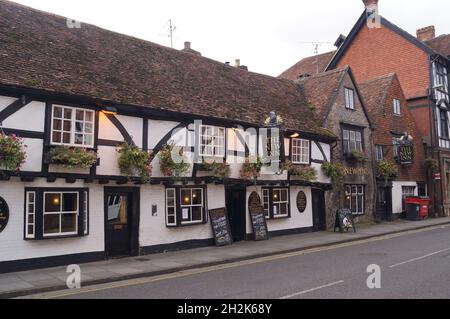 Blick auf den traditionellen Pub New Inn in Salisbury, England (Großbritannien) Stockfoto