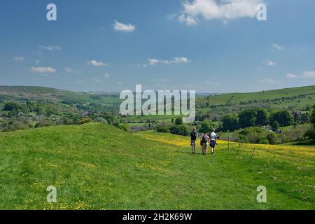 Spaziergänger gehen auf dem grasbewachsenen Weg von Eyam nach Stoney Middleton, Hope Valley, Peak District, Großbritannien Stockfoto