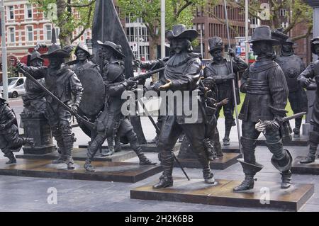 Amsterdam, Niederlande: Die Nachtwache. Detail des Rembrandt-Denkmals auf dem Rembrandt-Platz Stockfoto