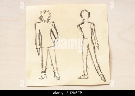 Skizze der modischen Silhouette von Frauen der 80er und 90er Jahre des XX. Jahrhunderts, handgezeichnet mit schwarzem Graphitstift auf Notizpapier auf hellbraunem Papier Stockfoto