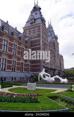 Amsterdam, Niederlande: Blick auf den Garten und die Fassade des Rijksmuseums Stockfoto