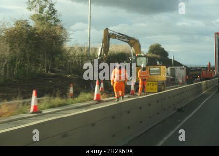 Arbeiter auf der Autobahn M1 werden zu einer Smart-Autobahn in Northamptonshire UK umgebaut Stockfoto