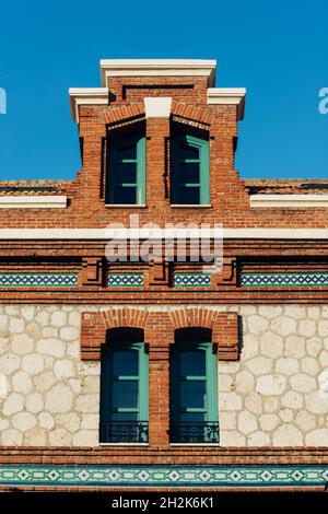 MADRID, SPANIEN - 26. Sep 2021: Die Fassade von Matadero, ehemaliges Schlachthaus im Madrider Arganzuela-Viertel, wurde zum Kunstzentrum umgebaut Stockfoto