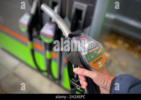 München, Deutschland. Oktober 2021. Benzinpreise auf Rekordniveau. Kraftstoff mit Dieselkraftstoff, Kraftstoffdüse nachfüllen. Kredit: dpa/Alamy Live Nachrichten Stockfoto