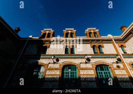 Matadero-Fassade, ehemaliges Schlachthaus im Madrider Stadtteil Arganzuela, das zum Kunstzentrum umgebaut wurde Stockfoto