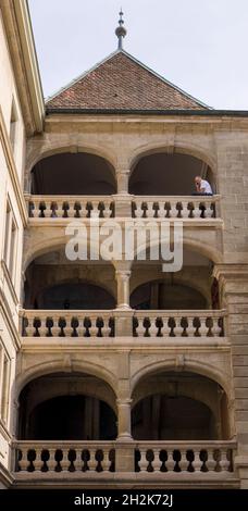 Balkon mit Blick auf den Innenhof des Hotels de Ville, Genf, Schweiz Stockfoto