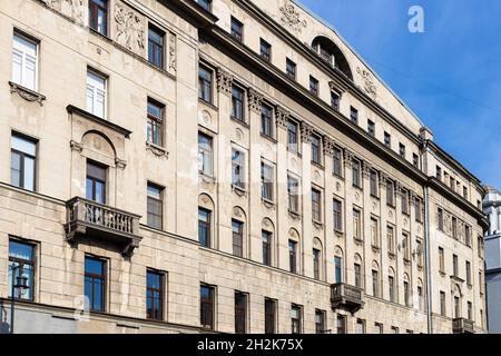 Brown acade des alten Wohnhauses auf Soljanka 1/2 Straße in Moskau Stadt am sonnigen Tag. Ehemaliges profitables Haus der Moskauer Handelsgesellschaft eingebaut Stockfoto