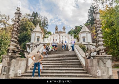 BRAGA, PORTUGAL - 16. OKTOBER 2017: Barocke Treppe zum Heiligtum Bom Jesus do Monte in der Nähe von Braga, Portugal Stockfoto