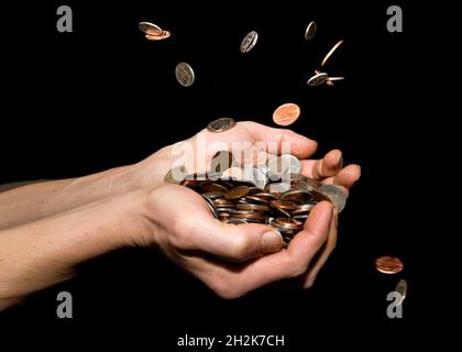Kaukasischer Mann (42 Jahre alt) mit ausgehaltenen Händen beim Versuch, Geld zu fangen, und zeigt das Konzept ‘sein regnerisches Geld’ oder ‘vom Himmel fallendes Geld’ oder „p“ Stockfoto