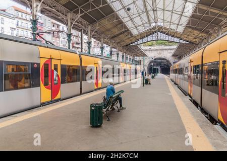 PORTO, PORTUGAL - 16. OKTOBER 2017: Züge am Bahnhof Sao Bento in Porto, Portugal. Stockfoto