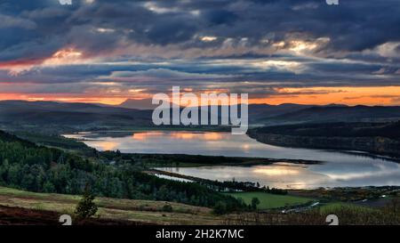 Attraktive Sonnenuntergangsansicht vom Struie Hill auf der B9176 mit Blick über den Dornoch Firth in Richtung Kyle of Sutherland, Schottland, Großbritannien Stockfoto