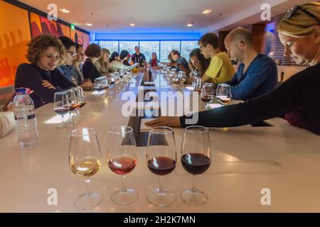 VILA NOVA DE GAIA, PORTUGAL - 18. OKTOBER 2017: Weinprobe im Weingut Espaco Porto Cruz in Vila Nova de Gaia bei Porto. Stockfoto